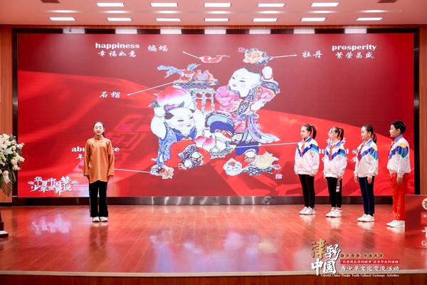 小学生代表进行展演